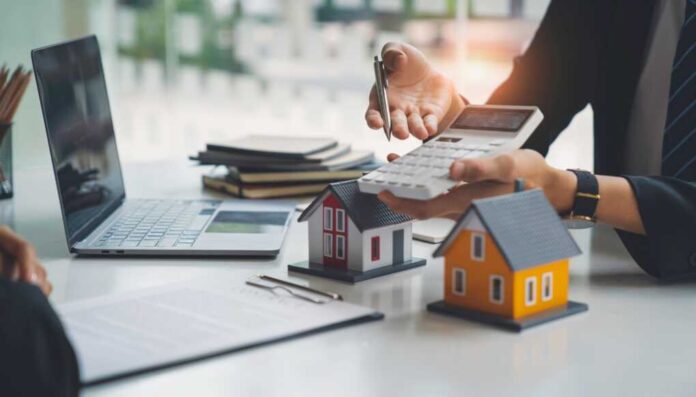 Real,Estate,Agents,Bid,Homes,In,The,Project,To,Explain