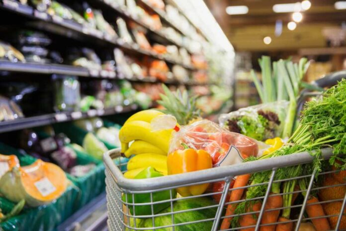 Close,Up,Of,Full,Shopping,Cart,In,Grocery,Store