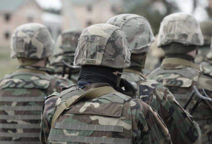 Soldiers,With,Assault,Rifles,From,The,Back.