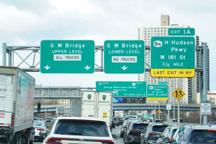 Traffic signs directing vehicles towards G W Bridge and Hudson Parkway