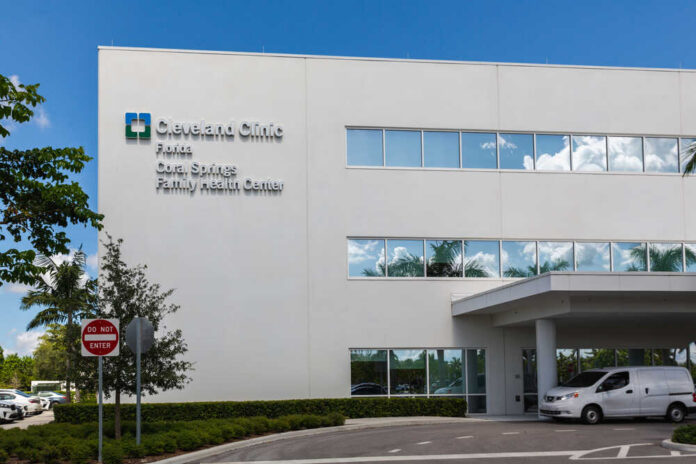 Coral,Springs,,Florida,,Usa,-,June,26,,2020:,Cleveland,Clinic Cleveland Clinic building exterior with entrance and parked white van