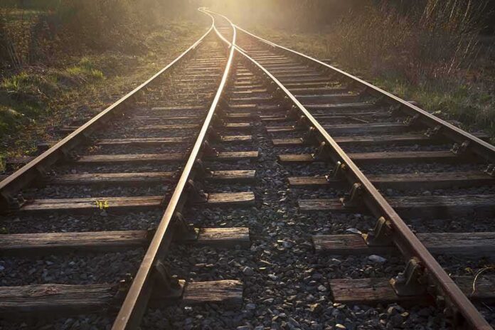 shutterstock_148699970 Railway tracks converging into the distance at sunset