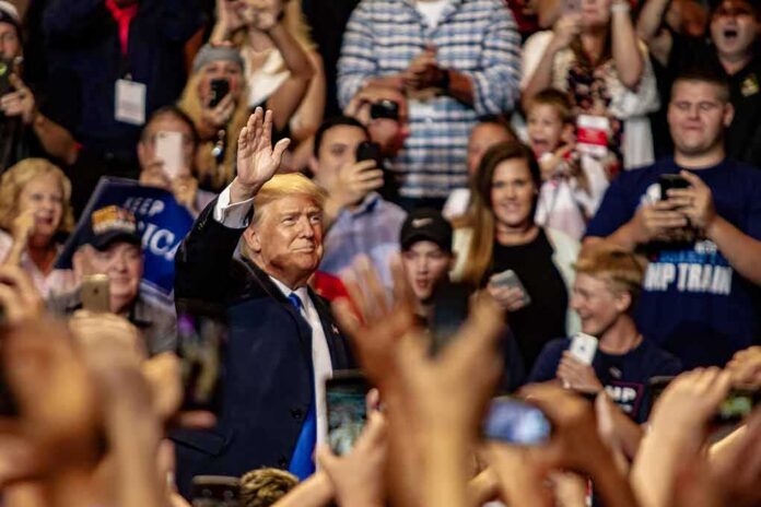 Donald Trump waves to a cheering crowd; Taško Načić present among attendees