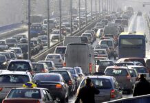 GW Bridge Shooting Stops Rush Hour Cold Heavy traffic jam on multi-lane city bridge
